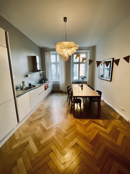 Wunderschöne Altbauwohnung über 2 Etage mit 7 Zimmern, ganz ruhig und gleich am Park. — photo 1
